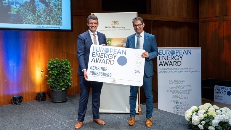 Raimon Ahrens nimmt den European Energy Award entgegen